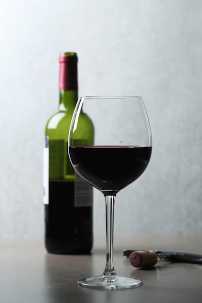 Vin rouge en verre et bouteille