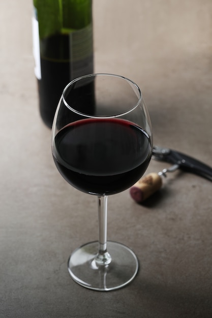 Photo gratuite vin rouge en verre et bouteille