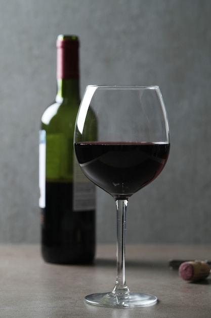 Vin rouge en verre et bouteille