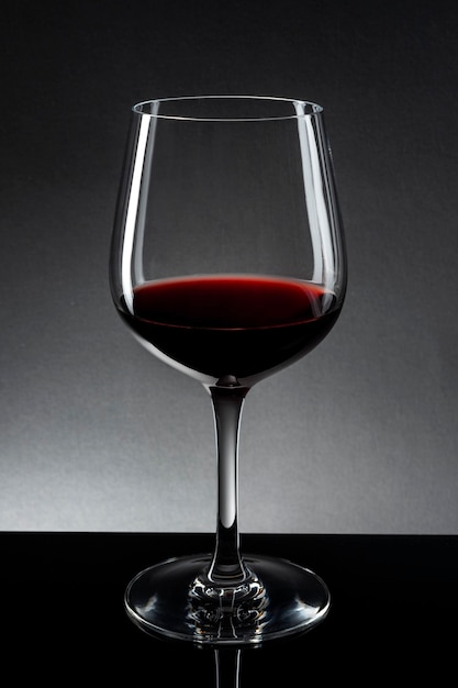 Vin rouge en verre de vin isolé