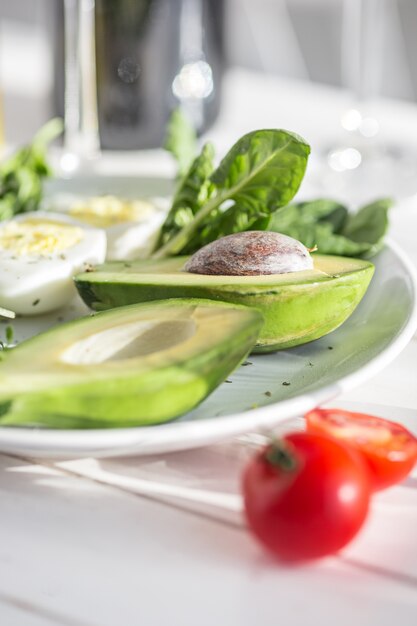 Vin, tomates et verdure en bois