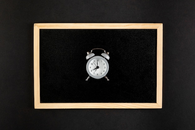 Photo gratuite vintage belle horloge sur fond noir