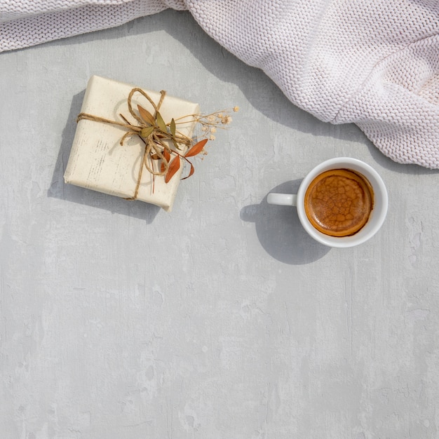 Vintage cadeau emballé avec une tasse de café