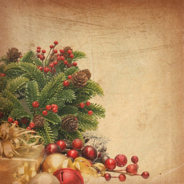 Vintage Christmas background avec des baies de cadeaux de guirlande et babioles