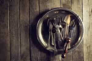 Photo gratuite vintage old rustic kitchen utensils fourchettes cuillères et couteaux sur la vieille table en bois. nourriture ou vintage rustic concept. vue de dessus.