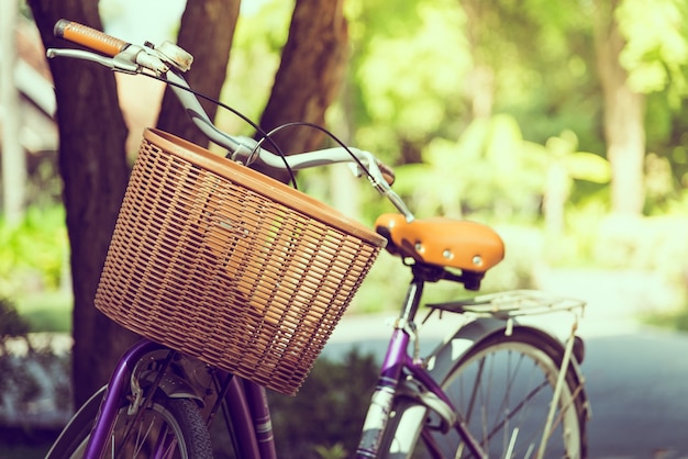 Vintage vélo avec un panier en osier