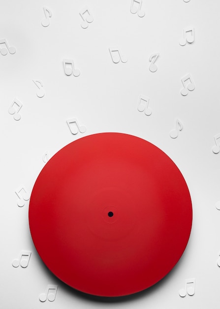 Vinyle rouge avec des notes de musique