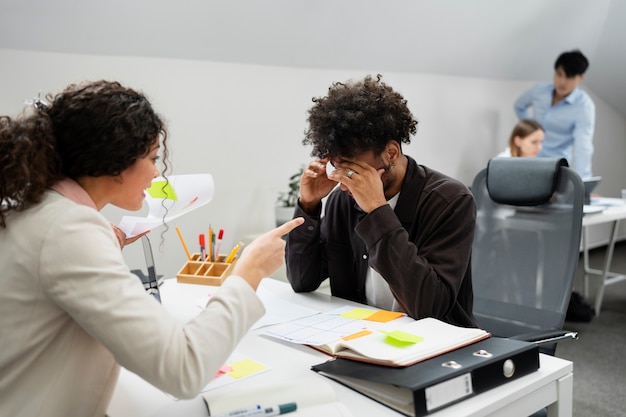 Photo gratuite la violence au travail entre collègues