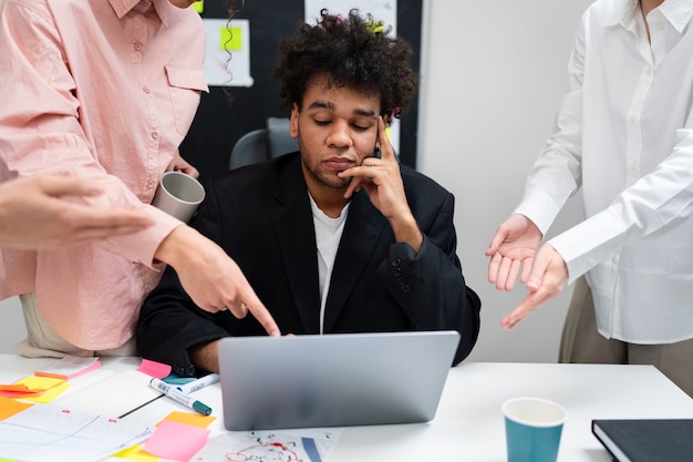 Photo gratuite la violence au travail entre collègues