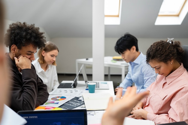 Photo gratuite la violence au travail entre collègues