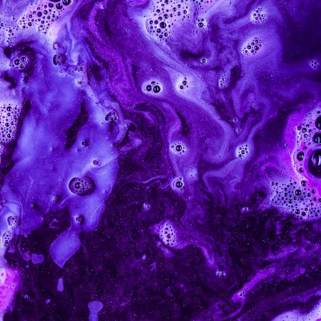 Violet liquide avec mousse légère