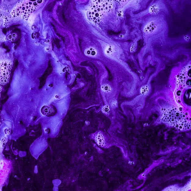 Violet liquide avec mousse légère