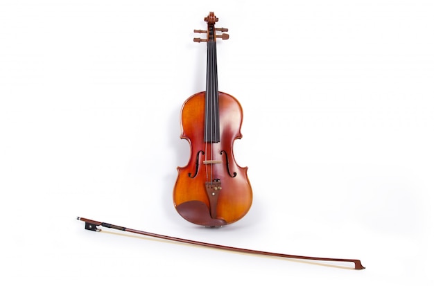 Photo gratuite violon et archet sur fond blanc