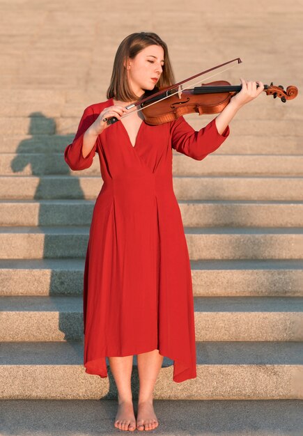 Violoniste jouant de l'instrument sur les marches