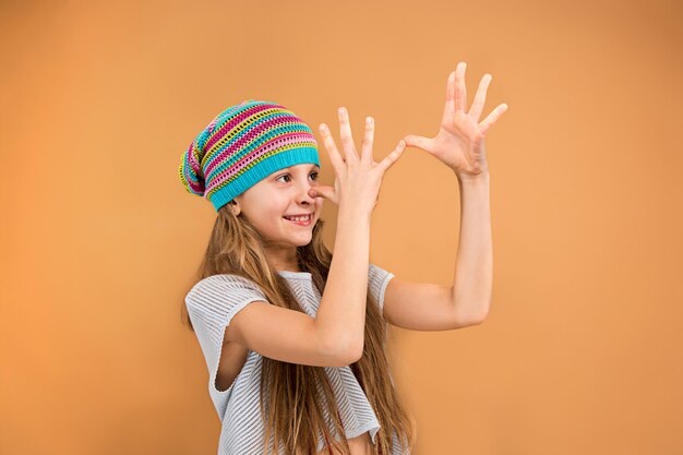 Le visage de l'adolescente heureuse ludique