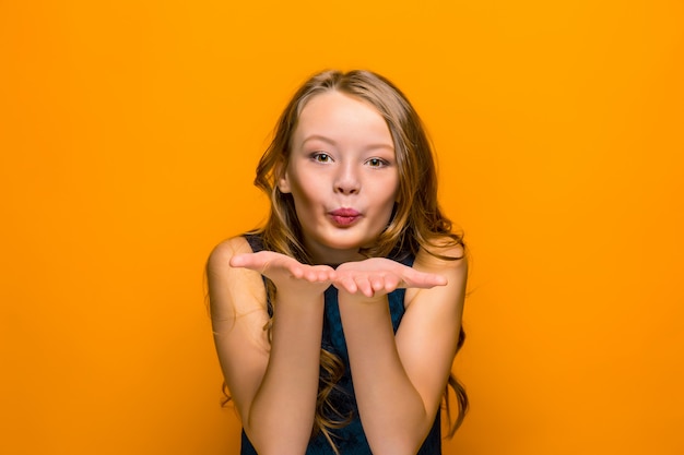 Le visage d'adolescente heureuse ludique