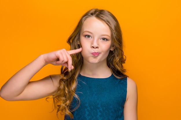 Le visage de l'adolescente heureuse ludique