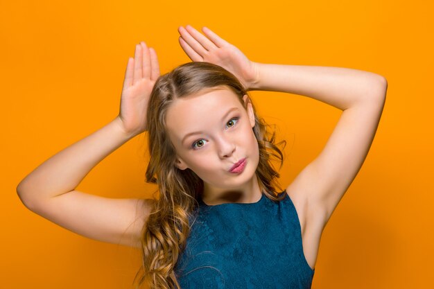 Le visage de l'adolescente heureuse ludique