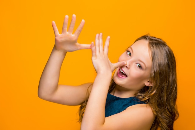 Photo gratuite le visage de l'adolescente heureuse ludique