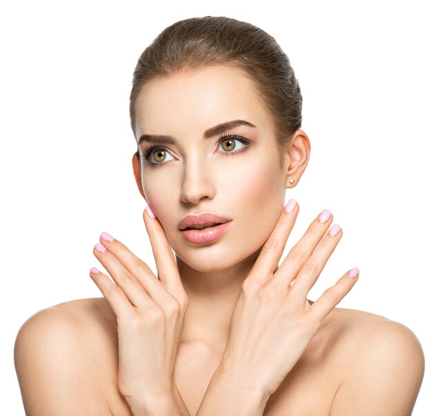 Visage de beauté de la belle jeune femme - isolé sur blanc