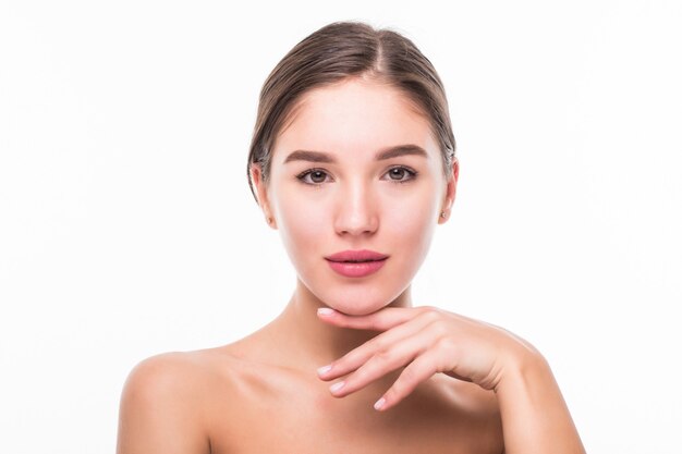 Visage de belle femme bouchent studio sur mur blanc