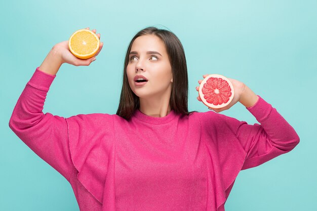 Visage de belle femme avec orange juteuse