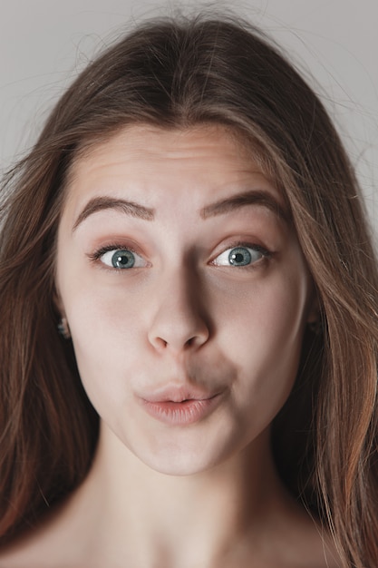 Visage d'une belle jeune fille avec un visage propre et frais se bouchent