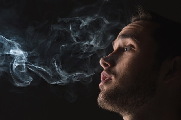 Le visage du jeune homme vape