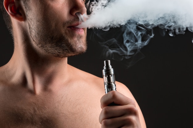 Le visage du jeune homme vape