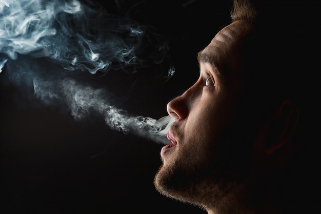 Le visage du jeune homme vaping