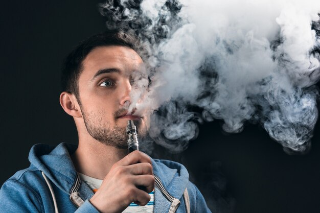 Le visage du jeune homme vaping