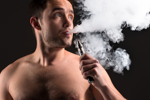 Le visage du jeune homme vaping