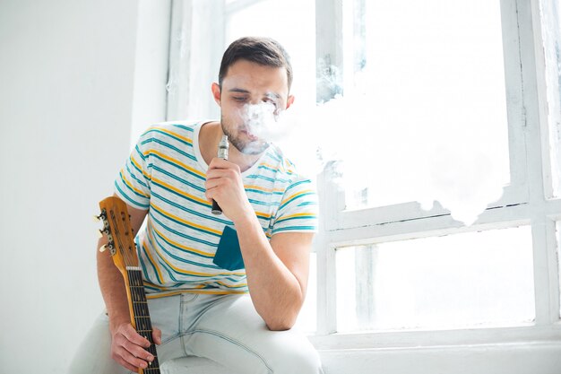 Le visage du jeune homme vaping