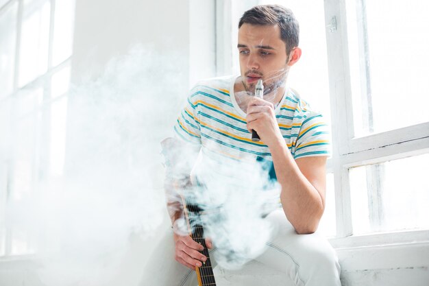 Le visage du jeune homme vaping