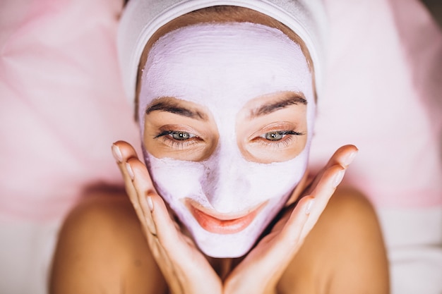 Visage féminin recouvert de masque se bouchent