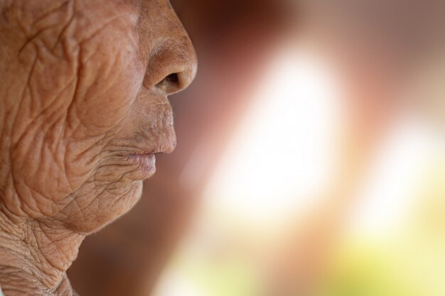 Visage d&#39;une femme âgée.