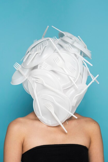 Photo gratuite visage de femme asiatique étant recouvert de vaisselle en plastique blanc