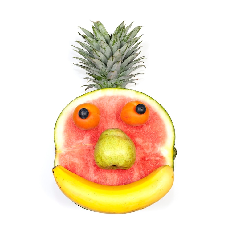 Photo gratuit visage de fruits drôle isolé sur fond blanc