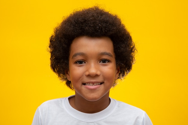 Visage De Garcon Afro Americain Avec Des Cheveux Noirs Sur Jaune Enfant Noir Souriant Avec Un Cheveu Noir Garcon Noir Avec Des Cheveux Noirs Descendance Africaine Photo Premium Visage De Garcon Afro Americain Avec Des Cheveux Noirs Sur Jaune Enfant Noir Souriant Avec Un Cheveu Noir Garcon Noir Avec Des Cheveux Noirs Descendance Africaine Photo Premium