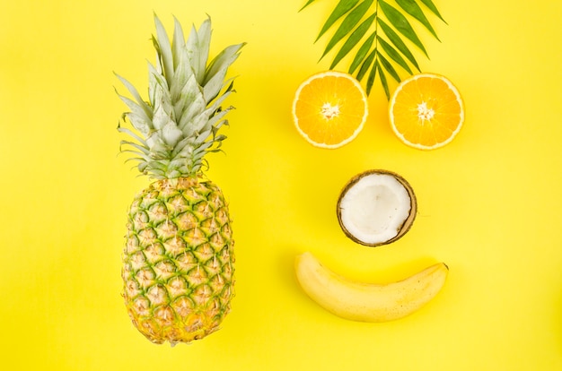 Photo gratuite visage heureux fait de fruits exotiques