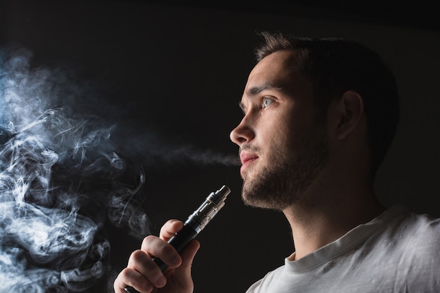 visage de jeune homme vaping