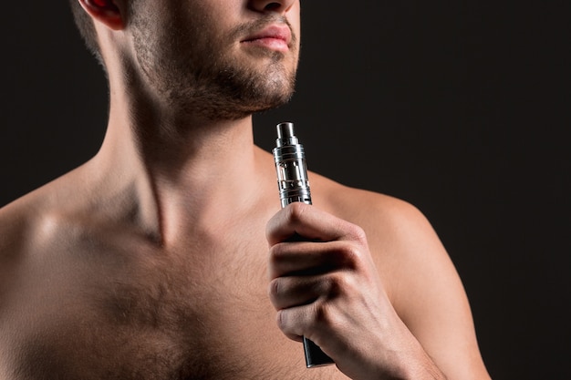 visage de jeune homme vaping