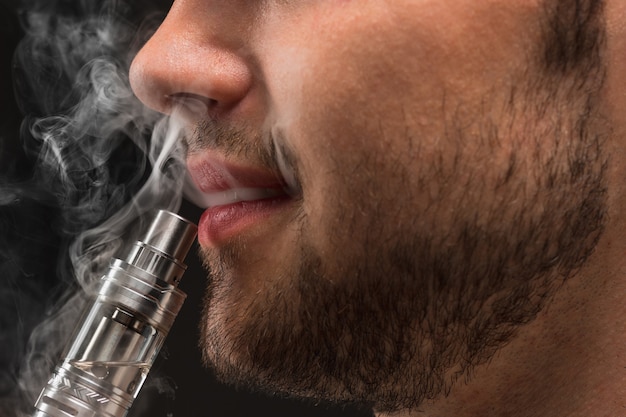 visage de jeune homme vaping