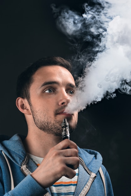 visage de jeune homme vaping