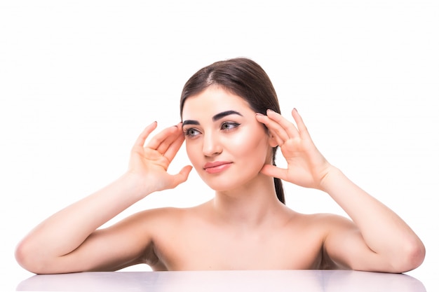 Visage de jolie jeune femme en bonne santé avec du maquillage nude. concept de soins de la peau et de cosmétologie