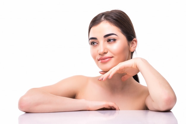 Visage de jolie jeune femme en bonne santé avec du maquillage nude. concept de soins de la peau et de cosmétologie
