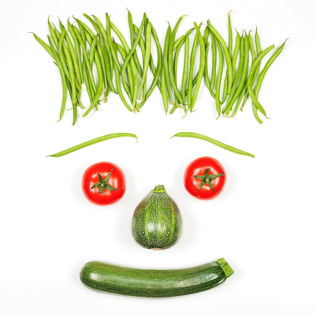 Photo gratuite visage de légumes frais sur fond blanc