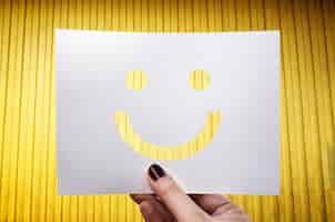 Photo gratuite visage souriant de papier perforé joyeux de happines