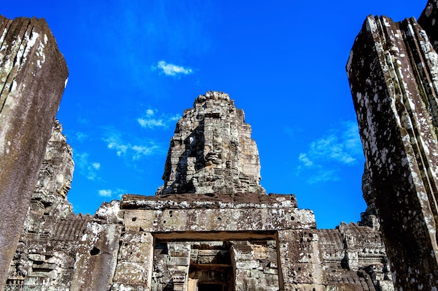 Visages de pierre antiques du temple du bayon, angkor wat, siam reap, cambodge.