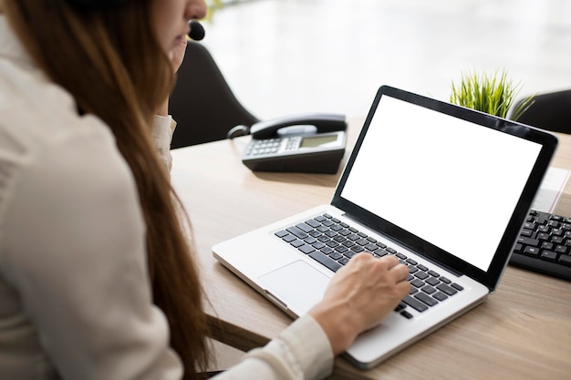 Visioconférence de femme d'affaires